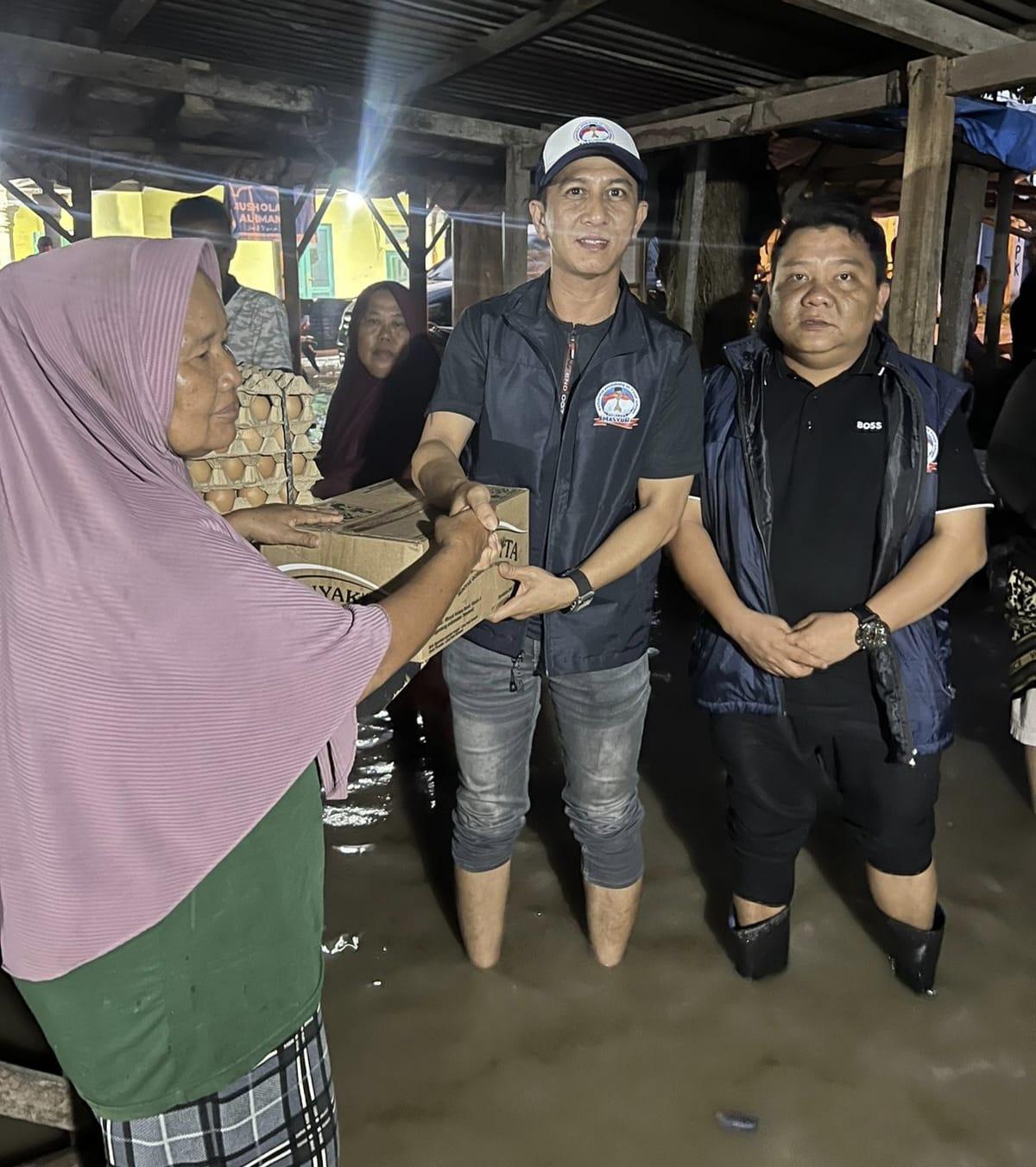 Relawan Yusuf-Bayu Bantu Korban Banjir Percutseituan