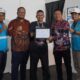 Sertifikat REC konser Sheila On 7 (SO7) Special Tour 2024 perdana di Kota Medan diserahkan langsung oleh Manager PLN UP3 Medan, Gebyar Pandito (dua dari kanan) kepada promotor Antara Suara dan Gold Live Indonesia (tengah), Minggu (15/9).