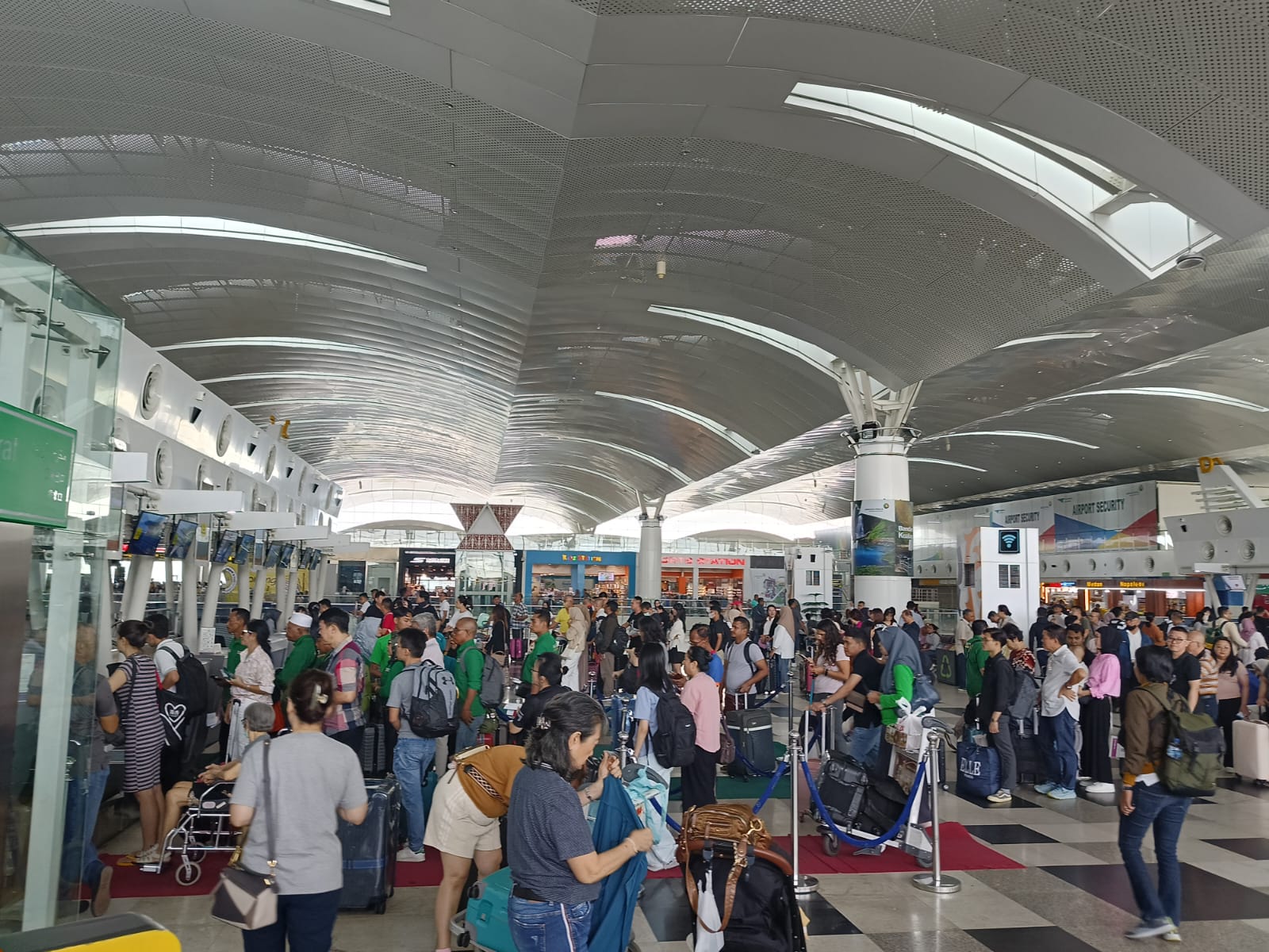 Liburan, Arus Penumpang Pesawat Ramai Di KNIA