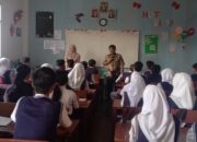 Dosen USU Latih Siswa SMA Imelda Menulis Teks Argumentasi