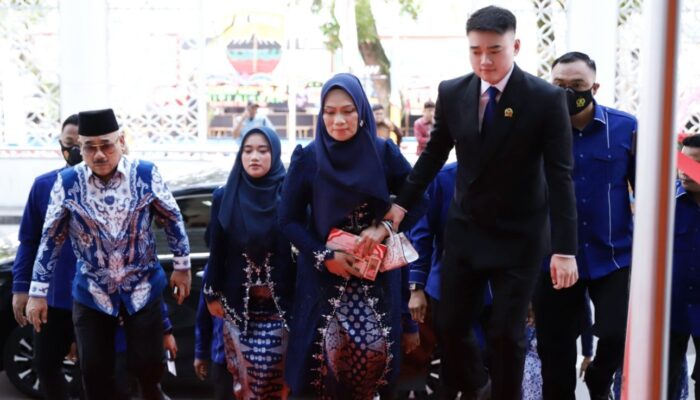 Ricky Anthony Masih Setia Gandeng Ibunda Tercinta