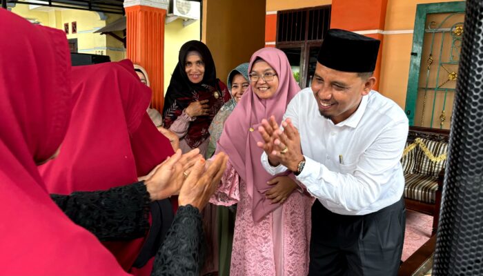 Ratusan Warga Antusias Berikan Ucapan Selamat Kepada Ahmad Darwis