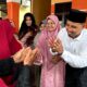 ANGGOTA DPRD Sumut dari Fraksi PKS, Dr. H.Ahmad Darwis, SAg, MA didampingi istri dan anak menyambut warga yang berduyun-duyun mendatangi rumah wakil rakyat itu, di kawasan Medan Johor, Selasa (17/9). Waspada/ist