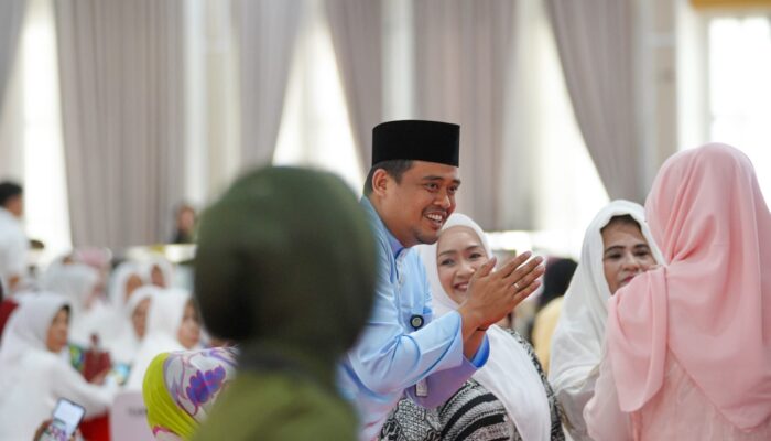 Hadiri Pengajian Silaturahmi Sejuta Umat, Ibu-ibu Heboh Minta Foto Bareng Bobby Nasution