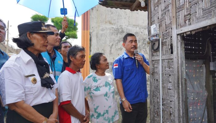 Warga Desa Cinta Damai Disambung Listrik Gratis