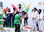 Vandiko Gultom Serahkan Medali Cabor Voli Pantai Putri PON 2024