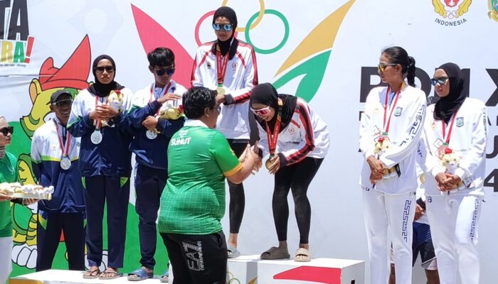 Vandiko Gultom Serahkan Medali Cabor Voli Pantai Putri PON 2024
