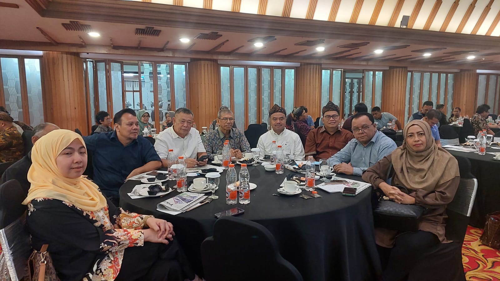 JAJARAN pengurus SPS Sumatera Utara dipimpin ketua Farianda Putra Sinik saat menghadiri HUT ke-78 SPS dan dialog media di Hotel Savoy Homann Bandung. Waspada/ist