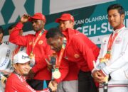 Dr. Yusrizal Serahkan Medali Juara Menembak Beregu Putra