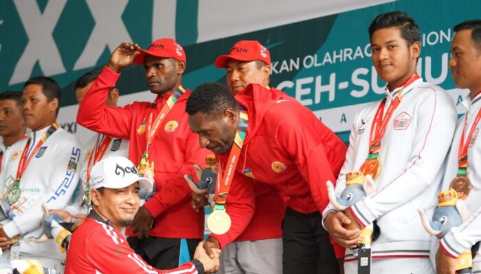 Dr. Yusrizal Serahkan Medali Juara Menembak Beregu Putra
