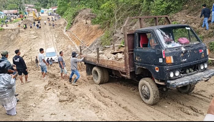 Jalan Nasional Batu Jomba Kian Curam Dan Babak Belur