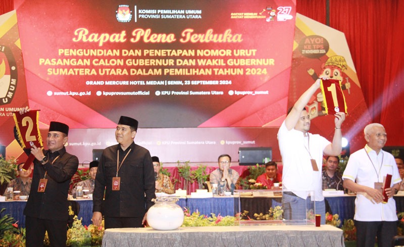 PASANGAN bakal calon Gubsu Muhammad Bobby Afif Nasution dan Haji Surya mendapat No Urut 1, dan Edi Ramayadi dan Hasan Sagala No urut 2, pada acara pengundian yang dilakukan Komisi Pemilihan Umum (KPU) Sumut, di Hotel Grand Mercure, Medan, Senin (23/9/2024) malam. Waspada/Surya Efendi