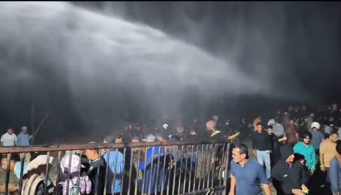 Demo Subulussalam, Polisi Semprotkan Gas Air Mata Ke Kerumunan Massa