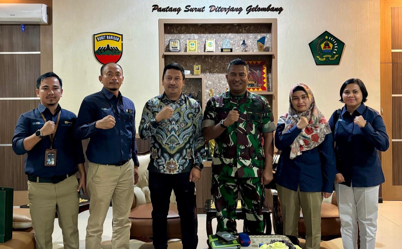 Komando Resor Militer 023/Kawal Samudera, Kol. Inf. Lukman Hakim (tiga dari kanan) menerima kunjungan kerja Manager PLN UP3 Sibolga, Dwita Aswiyanti Syafitri (dua dari kanan).