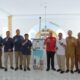 Manager PLN UP3 Binjai, Darwin Simanjuntak foto bersama dengan Pj. Bupati Langkat Faisal Hasrimy di sela sosialisasi program inovatif Binjai Smart Electric Point (BIS LIPIN) di Ruang Pola Bupati Langkat.