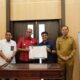 Manager PLN UP3 Binjai, Darwin Simanjuntak (dua dari kanan) bersama Pj. Bupati Langkat, Muhamad Faisal Hasrimy (dua dari kiri) telah melakukan penandatanganan MOU antara PLN dengan Pemkab Langkat dan Bulog di kantor Bupati Langkat.
