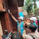Secara simbolis, Bupati Labura, Dr. Hendriyanto Sitorus, SE, MM melakukan penyalaan di salah satu rumah yang ada di Desa Sungai Apung, Kecamatan Kualuh Hilir, Kabupaten Labuhan Batu Utara, Sumatera Utara.