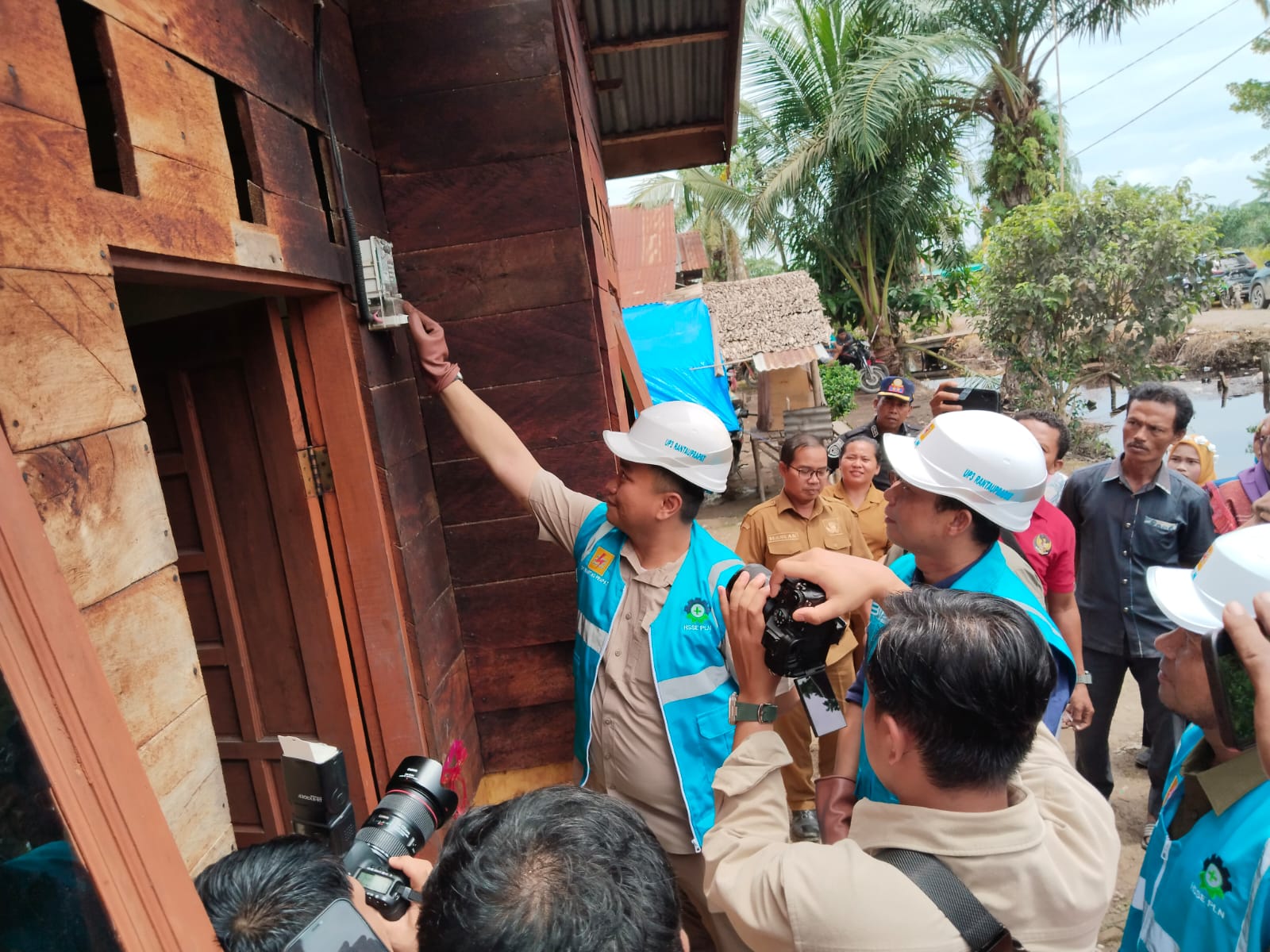 Secara simbolis, Bupati Labura, Dr. Hendriyanto Sitorus, SE, MM melakukan penyalaan di salah satu rumah yang ada di Desa Sungai Apung, Kecamatan Kualuh Hilir, Kabupaten Labuhan Batu Utara, Sumatera Utara.