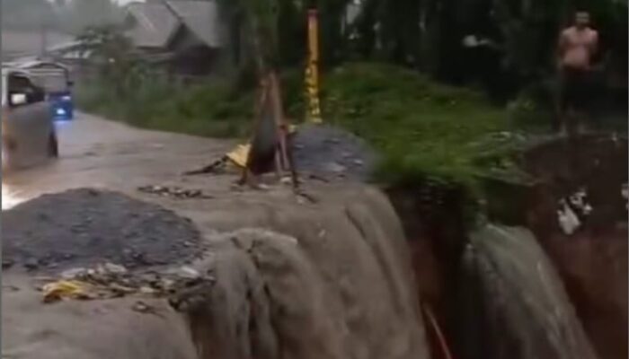 Jalan Provinsi Di Rumah Galuh Longsor