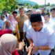 CALON Gubernur Sumatera Utara (Gubsu) nomor urut 1 Bobby Nasution menyalami warga saat mengunjungi Kelurahan Gunung Baringin, Kecamatan Panyabungan Timur, Kabupaten Mandailing Natal (Madina), Jumat (27/9). Waspada/ist