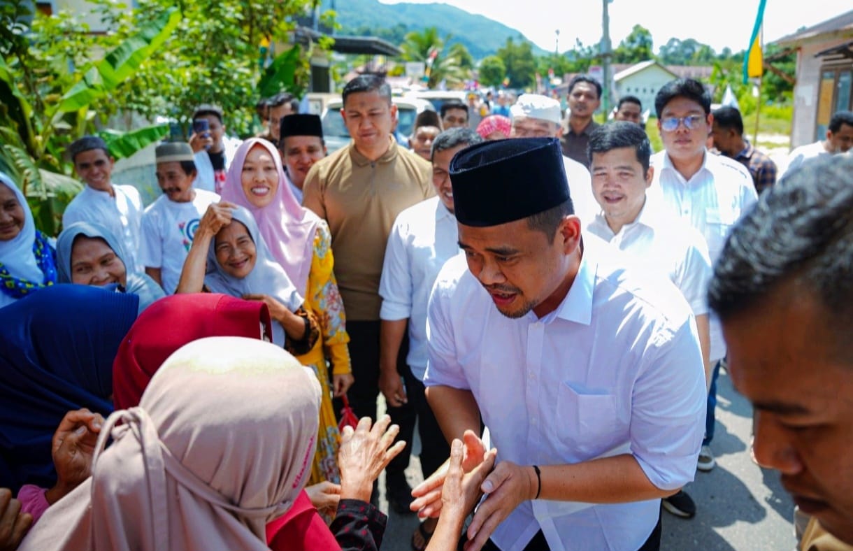 CALON Gubernur Sumatera Utara (Gubsu) nomor urut 1 Bobby Nasution menyalami warga saat mengunjungi Kelurahan Gunung Baringin, Kecamatan Panyabungan Timur, Kabupaten Mandailing Natal (Madina), Jumat (27/9). Waspada/ist