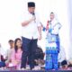 CALON Gubernur Sumut Bobby Nasution berbicara dengan seorang ibu bernama Rosdiani Nasution, saat berkampanye di Kelurahan Gunung Baringin, Kecamatan Panyabungan Timur. Kabupaten Mandailing Natal, Jumat (27/9). Waspada/ist