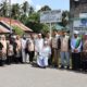Foto bersama sekaligus penyerahan bantuan dari YBM PLN kepada Yayasan Pondok Pesantren Salafiyah Darul Hikmah Mandailing Natal yang diterima langsung oleh Ketua Yayasan Pondok Pesantren Salafiyah Darul Hikmah Mandailing Natal.