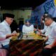 CALON Gubernur Sumatera Utara No urut 1 Bobby Nasution (kanan) tampak bermain catur bersama Bupati Madina Jafar Sukhairi Nasution, disaksikan Wakil Bupati Atika Azmi Utammi Nasution (tengah), usai membuka Turnamen Catur se-Sumut Bobby-Surya Cup di Lapangan Jalan William Iskandar, Kecamatan Panyabungan, Kabupaten Mandailing Natal, Jumat (27/09/2024) malam. Waspada/ist