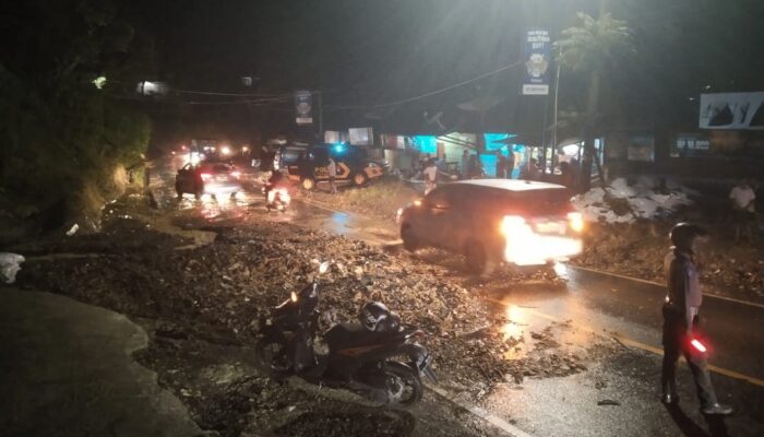 Polri, TNI Dan Warga Bersinergi Tangani Longsor Di Jalan Siantar-Parapat