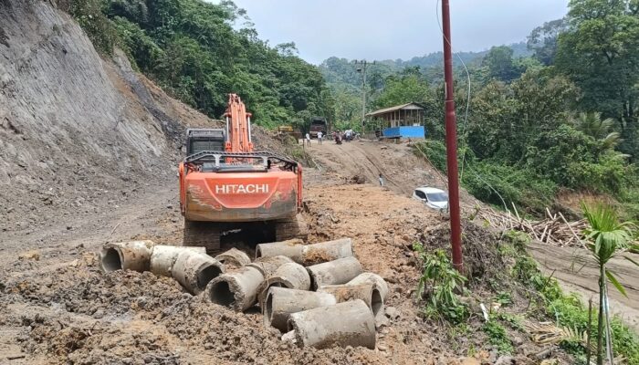 Tebing Di Atas Kerusakan Jalinsum Batu Jomba Jadi Jalan Alternatif