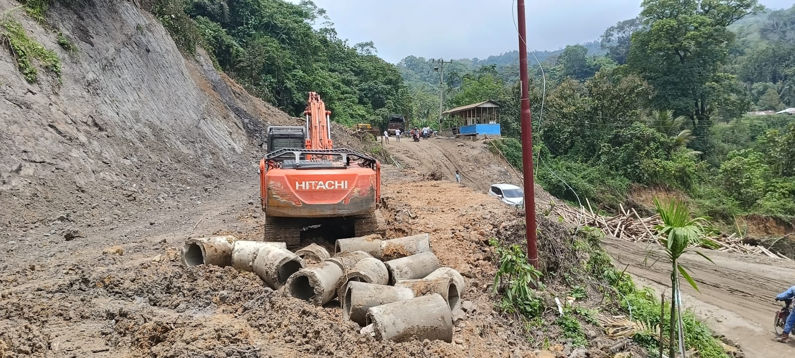 Tebing Di Atas Kerusakan Jalinsum Batu Jomba Jadi Jalan Alternatif
