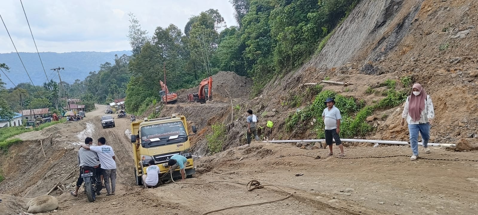 Tebing Di Atas Kerusakan Jalinsum Batu Jomba Jadi Jalan Alternatif