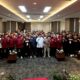 KETUA DPW PKS Sumut dan Aleg DPRD Sumut, Assoc.Prof.Dr.H.Usman Jakfar, Lc.,MA berfoto bersama pengurus bidang Humas, pantia dan narasumber di acara Konsolidasi Humas Se-Sumut dengan Tema "Menuju Kemenangan Pilkada Sumatera Utara 2024", di Hotel Grand Mercure Medan, Sabtu-Minggu (28/29 September 2024). Waspada/ist