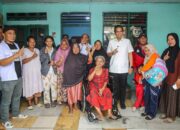 Rico Waas Beri Bantuan Kursi Roda Penderita Stroke di Medan Sunggal