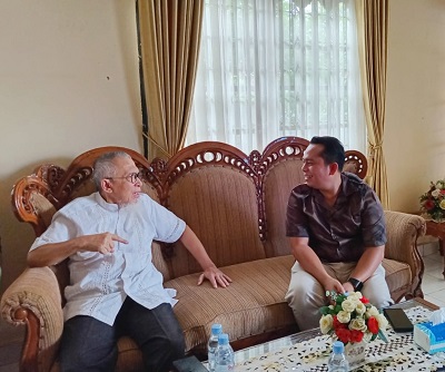 H. Elizar Hamonangan Daulay saat bertemu dan berbincang-bincang tentang Padang Lawas ke depan. Waspada/ Idaham Butar Butar
