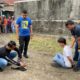 PERSONEL Satres Narkoba Polrestabes Medan memeriksa barang bukti narkotika milik tersangka AS, pengedar Narkoba, yang ditangkap saat petugas menggerebek satu rumah di Jl. Masjid Taufik Kelurahan Tegal Rejo Kecamatan Medan Perjuangan, Sabtu (7/9) sore. Waspada/Ist