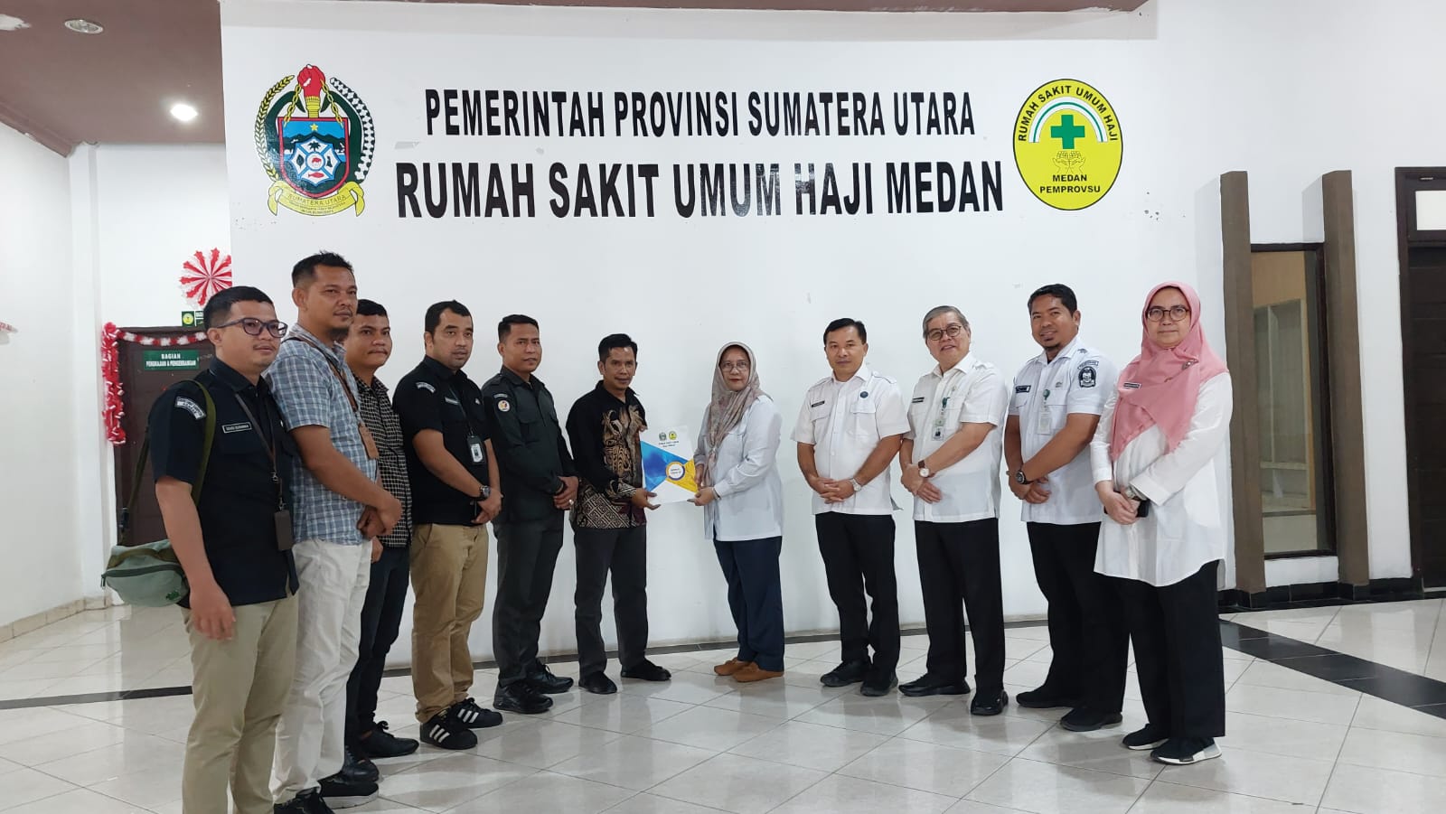 DIREKTUR RSU Haji Medan dr Rehulina Ginting MKes didampingi jajaran menyerahkan hasil pemeriksaan kesehatan bakal pasangan calon kepala daerah kepada perwakilan 8 KPU kabupaten/kota di Sumut, Rabu (4/9). Waspada/Ist