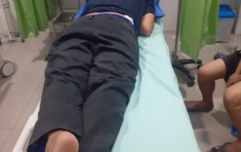 SEORANG warga mengalami luka akibat serangan kawanan geng motor. Waspada/ist