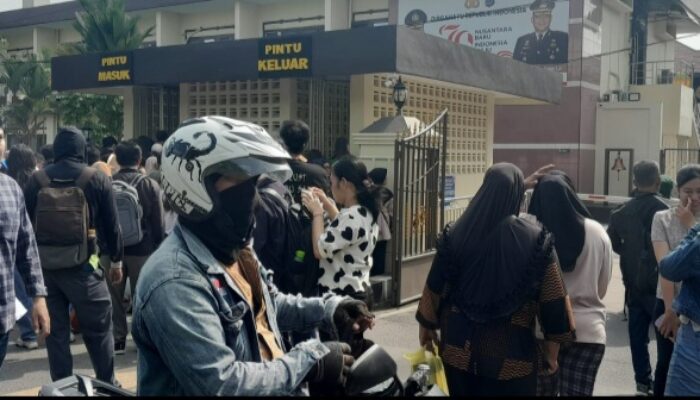 Ratusan Pemohon SKCK Membludak Di Depan Polrestabes Medan