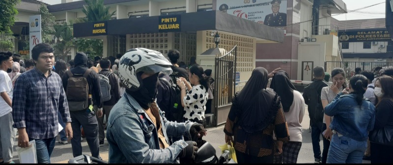 Ratusan Pemohon SKCK Membludak Di Depan Polrestabes Medan
