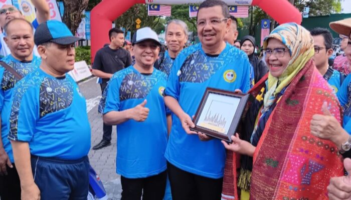 Datuk Bandar Kuala Lumpur Serahkan Plakat Kepada Tengku Erry Di Momen HUT Ke-67 Malaysia