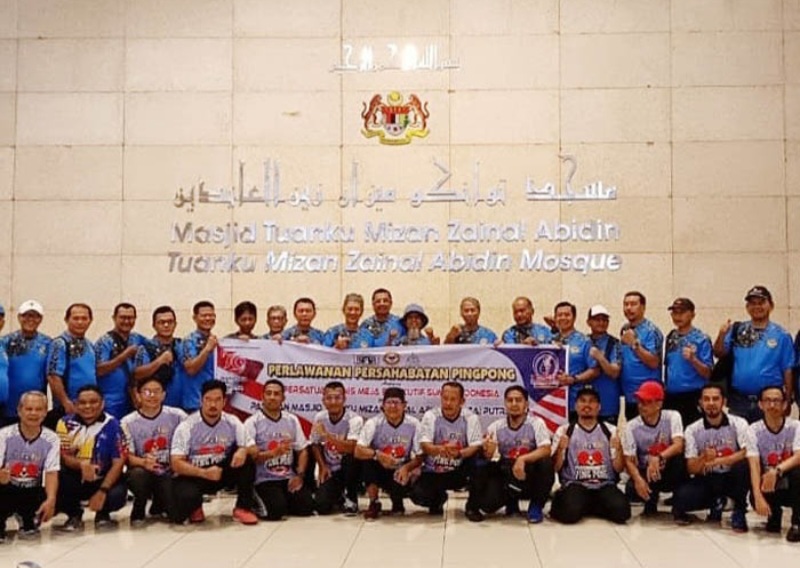 TIM ping pong (tenis meja) Titian Muhibah asal Sumatera Utara (Sumut), Indonesia (kaos biru), berhasil mengalahkan tim ping pong Putrajaya, Malaysia saat foto bersama. Waspada/Ist