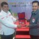 KETUA umum DPP Komite Masyarakat Danau Toba (KMDT) Edison Manurung, SH, M.M (kiri) menyerahkan plakat KMDT kepada Rektor USU Prof. Dr Muryanto Amin, M.Si, usai acara penandatangan nota kesepahaman (MoU) bidang pendidikan dan penelitian, di Kabupaten Samosir, Sumatera Utara, Rabu (4/9). Waspada/ist