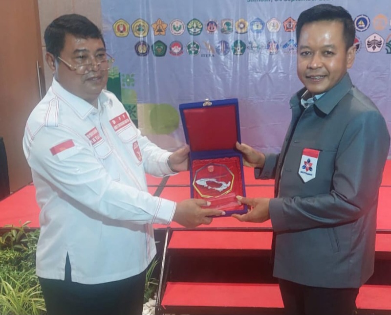 KETUA umum DPP Komite Masyarakat Danau Toba (KMDT) Edison Manurung, SH, M.M (kiri) menyerahkan plakat KMDT kepada Rektor USU Prof. Dr Muryanto Amin, M.Si, usai acara penandatangan nota kesepahaman (MoU) bidang pendidikan dan penelitian, di Kabupaten Samosir, Sumatera Utara, Rabu (4/9). Waspada/ist