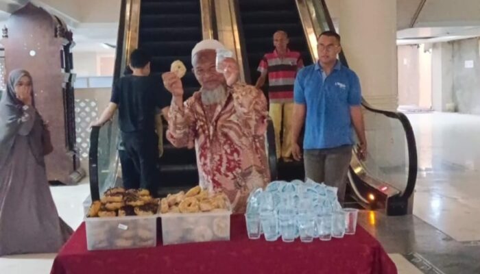 BKM Masjid Agung Bagikan Snack Gratis Setiap Sore Sabtu Dan Minggu