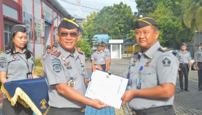 Kalapas Medan Berikan Penghargaan Bagi Pegawai Teladan Dan Berdedikasi Tinggi