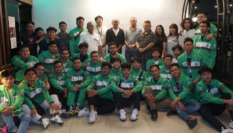 Ketua ESI Sumut Brigjen TNI Gema Repelita dan Ketua ESI Medan Paulus Sinambela berfoto bersama dengan para atlet Esport, Selasa (10/9/2024). Waspada/ist