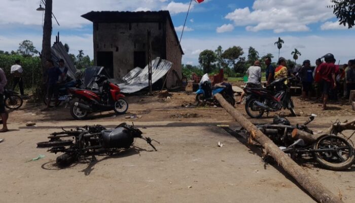 Posko FPPSBS Selambo Dan Dua Sepedamotor Dibakar Gerombolang Geng Motor