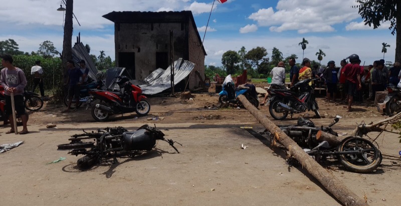 Posko FPPSBS Selambo Dan Dua Sepedamotor Dibakar Gerombolang Geng Motor