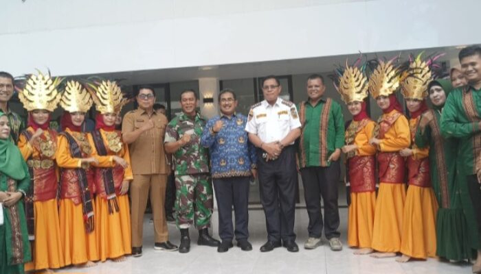 Siswa SMKN 1 Padangsidempuan Sambut Kadisdiksu Dengan Tarian